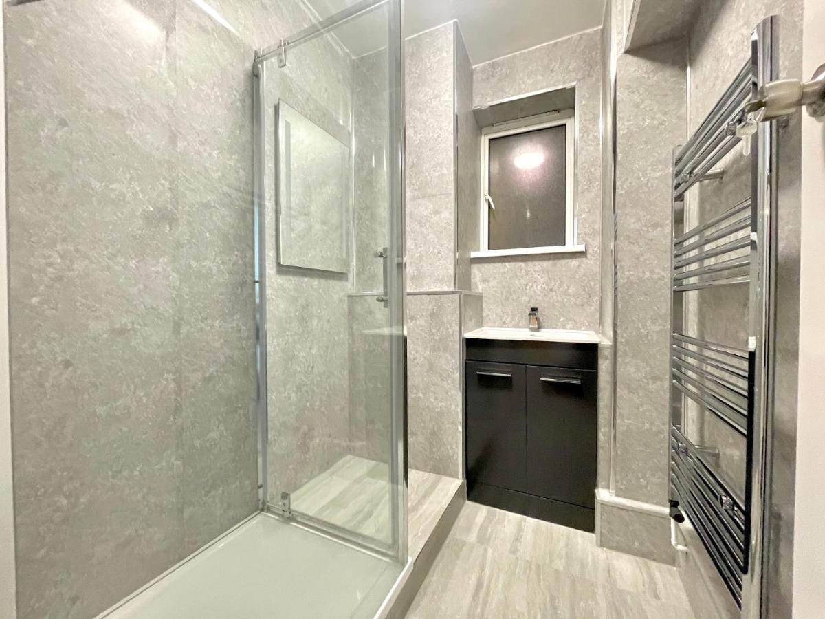 לונדון Fabulous 3 Bedroom Flat Sleeps 6 מראה חיצוני תמונה